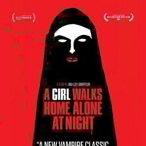 Foto Garota Sombria Caminha pela Noite