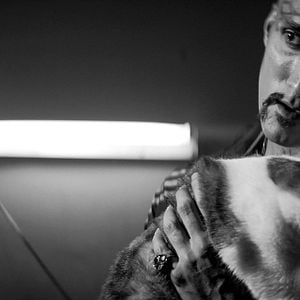 Foto Garota Sombria Caminha pela Noite