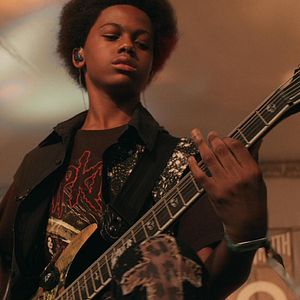 Foto Breaking a Monster