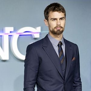 Foto Theo James