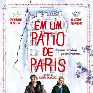 Foto Em um Pátio de Paris