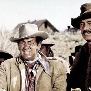 Foto Inimigos à Força