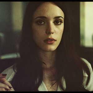 Foto Uma Dama de Óculos Escuros com uma Arma no Carro