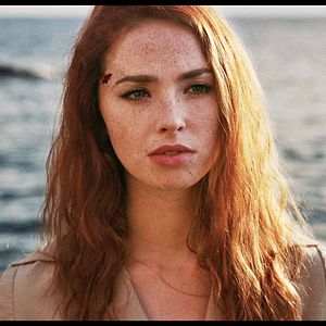 Foto Uma Dama de Óculos Escuros com uma Arma no Carro