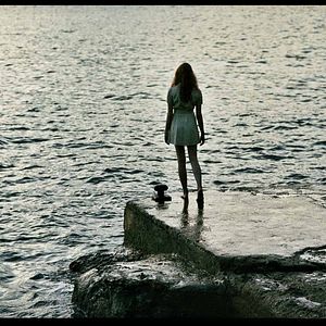 Foto Uma Dama de Óculos Escuros com uma Arma no Carro