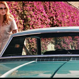 Foto Uma Dama de Óculos Escuros com uma Arma no Carro