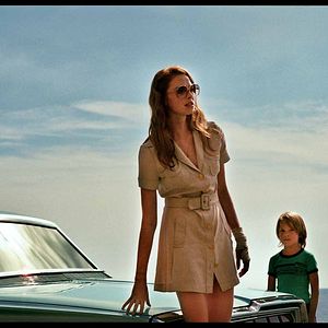 Foto Uma Dama de Óculos Escuros com uma Arma no Carro