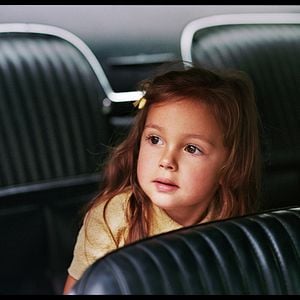 Foto Uma Dama de Óculos Escuros com uma Arma no Carro