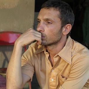 Foto Descalço Sobre a Terra Vermelha