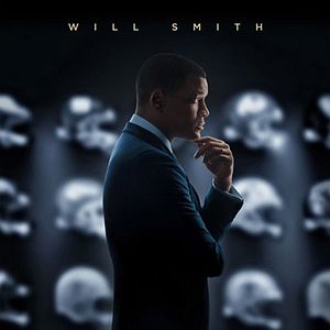 Foto Um Homem Entre Gigantes