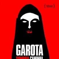 Foto Garota Sombria Caminha pela Noite