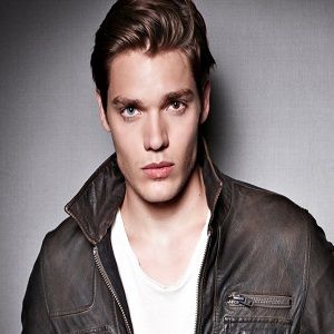 Foto Dominic Sherwood