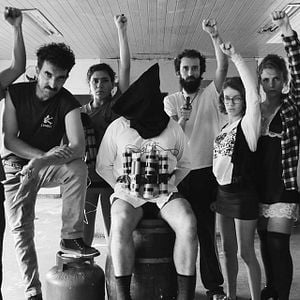 Foto Jovens Infelizes ou Um Homem que Grita não É um Urso que Dança