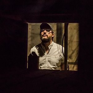 Foto O Homem nas Trevas