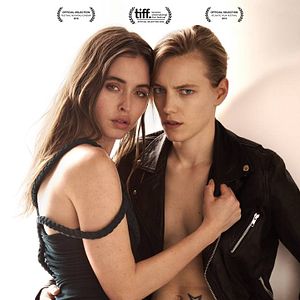 Foto Below Her Mouth