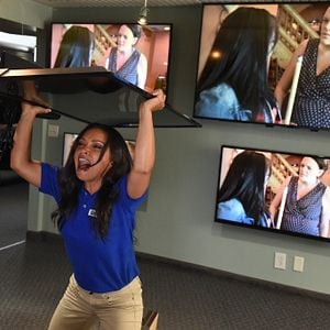 Foto Deidra and Laney Rob a Train