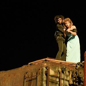 Foto Deidra and Laney Rob a Train