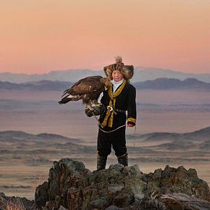 Foto Uma Caçadora E Sua Águia