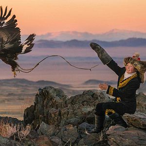 Foto Uma Caçadora E Sua Águia