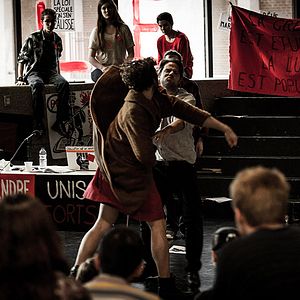 Foto Aqueles que Fazem a Revolução pela Metade Apenas Cavam suas Próprias Covas