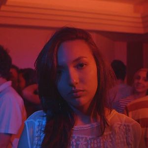 Foto Um Homem Sentado no Corredor