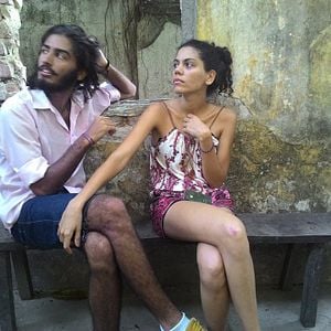 Foto Um Homem Sentado no Corredor