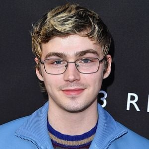 Foto Miles Heizer