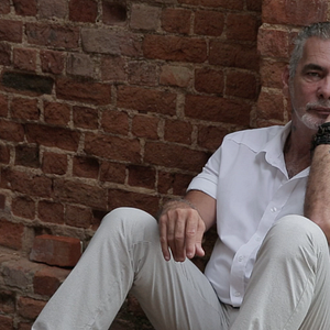 Foto Abrindo o Armário