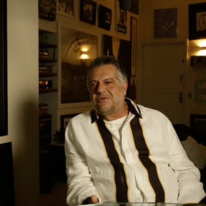 Foto Abrindo o Armário