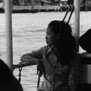 Foto Objeto Misterioso ao Meio-Dia