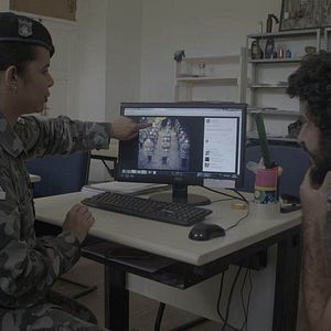 Foto Por Trás da Linha de Escudos