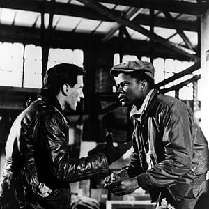 Foto Um Homem Tem Três Metros de Altura