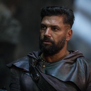 Foto Manu Bennett