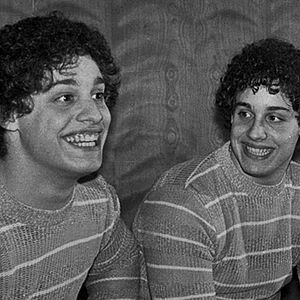 Foto Três Estranhos Idênticos