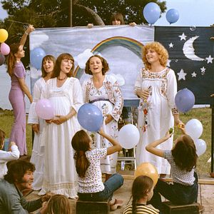 Foto Uma Canta, a Outra Não