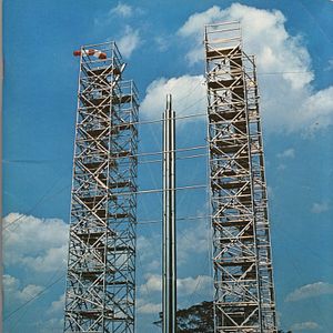 Foto Fly, Rocket Fly! - Mit Macheten zu den Sternen