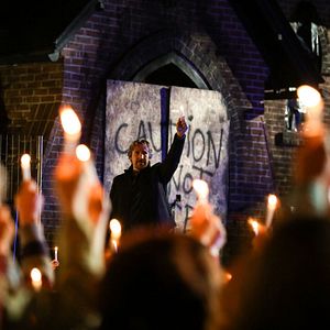 Foto Deus Não Está Morto - Uma Luz na Escuridão