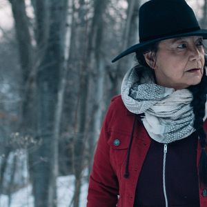 Foto Falls Around Her