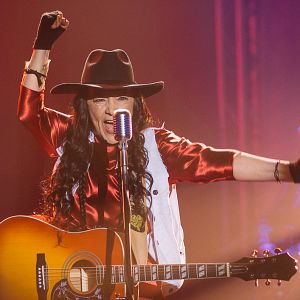 Foto Falls Around Her