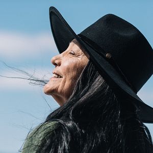 Foto Falls Around Her