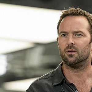 Foto Sullivan Stapleton