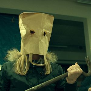 Foto Mulheres Armadas, Homens na Lata