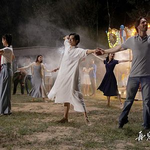 Foto Um Cão Latindo Para a Lua