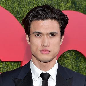 Foto Charles Melton