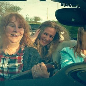 Foto Mulheres Armadas, Homens na Lata