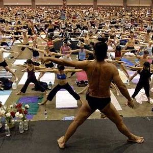 Foto Bikram: Yogi, Guru, Predator