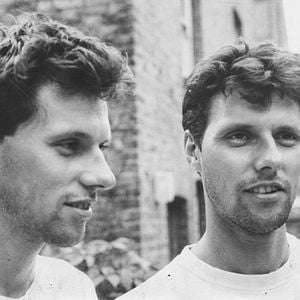 Foto Tell Me Who I Am