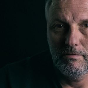 Foto Tell Me Who I Am