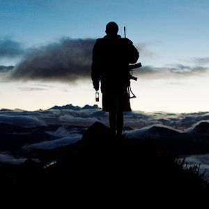 Foto Monos - Entre o Céu e o Inferno