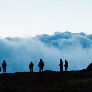 Foto Monos - Entre o Céu e o Inferno